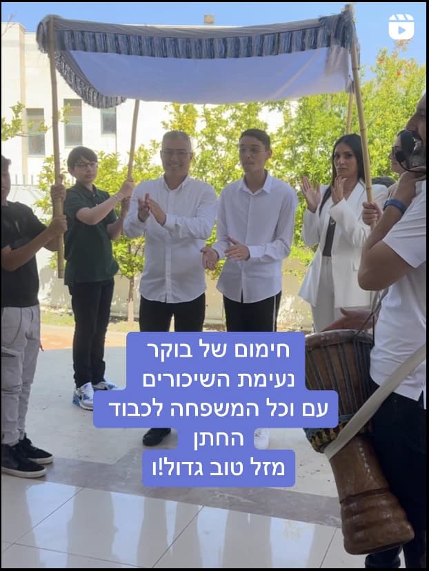 אורחים רוקדים בשמחה.